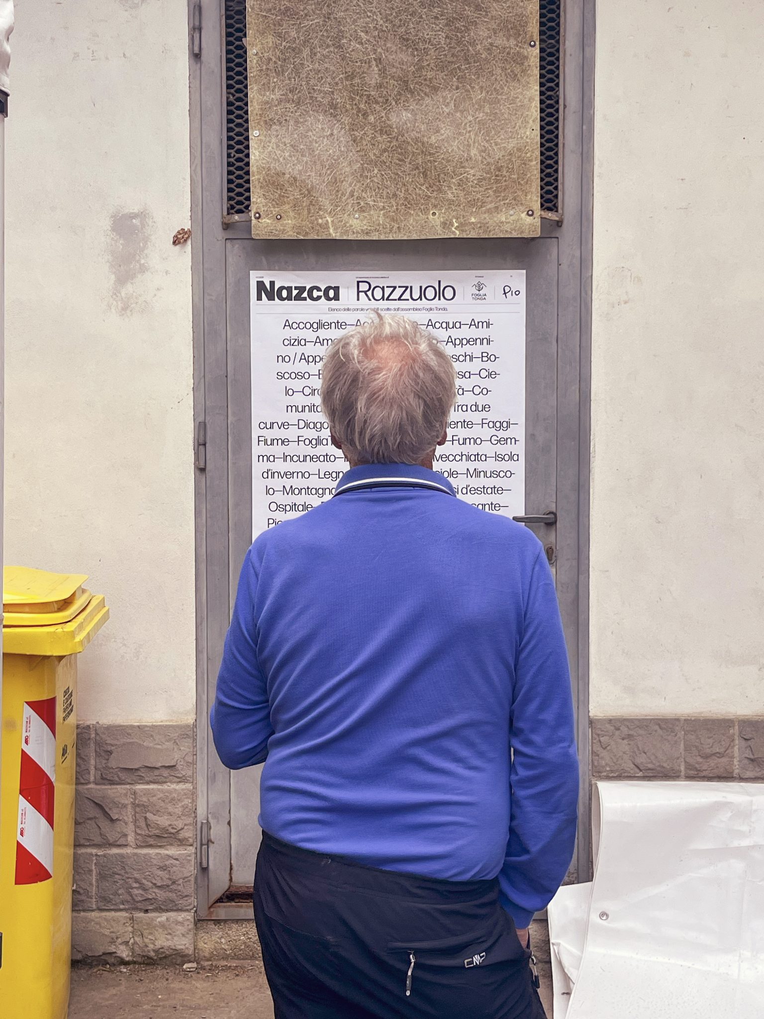 Una persona osserva la lista delle parole di NAZCA Razzuolo