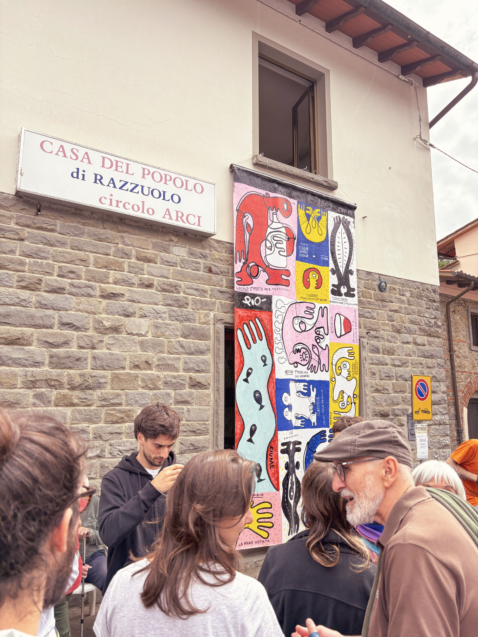 Pubblico davanti all'opera NAZCA Razzuolo