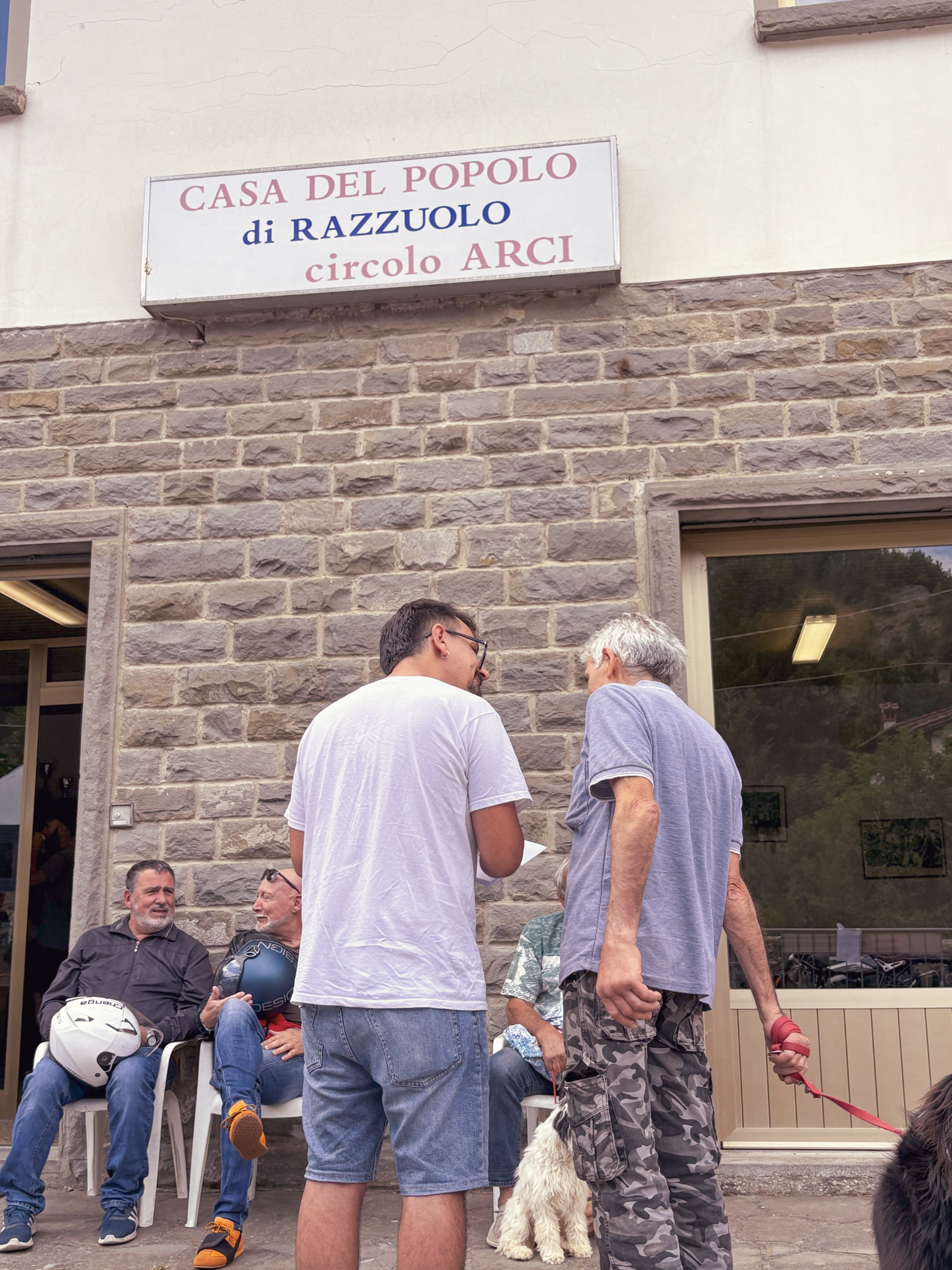 Persone davanti alla Casa del Popolo di Razzuolo